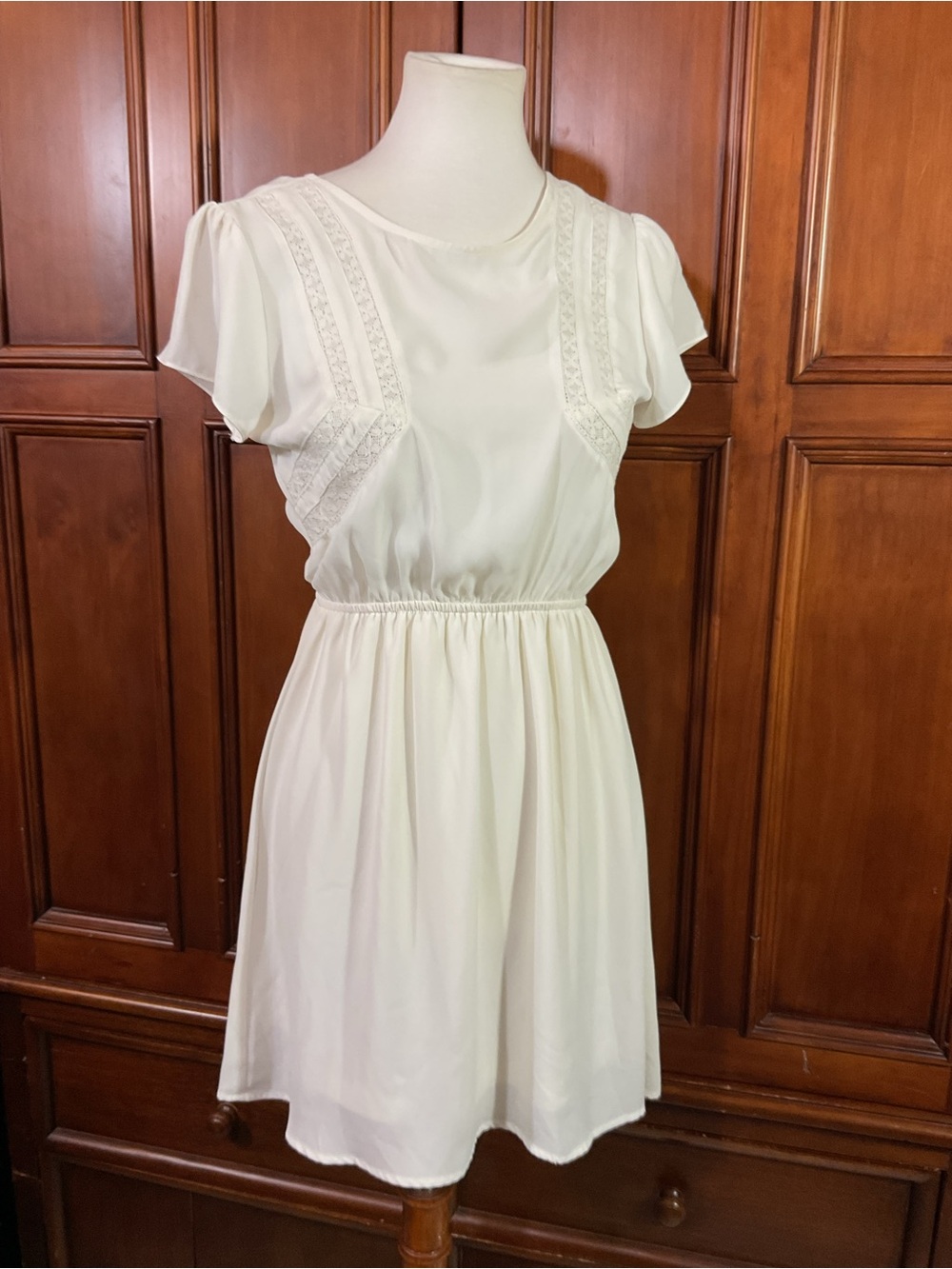 Forever 21 White Dress Lined Skirt Elastic Waist Gorgeous Lace Accent Women’s Sm